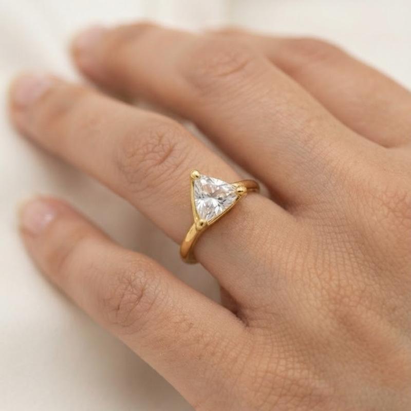 Anello Ipnotyc in Acciaio e Zirconi Design Triangolare con Pietre Luminose per Donna